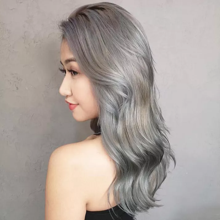 Woman with cool-toned titanium blowout