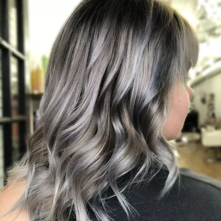 Shoulder-length titanium hairstyle with soft waves
