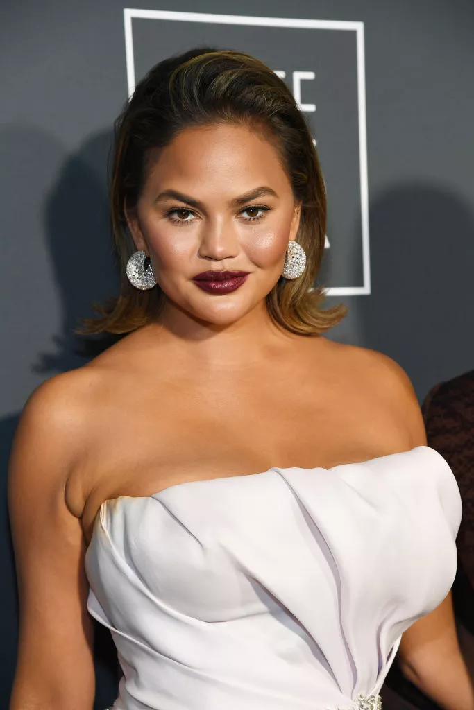 Chrissy Teigen flipped out bob and berry lip