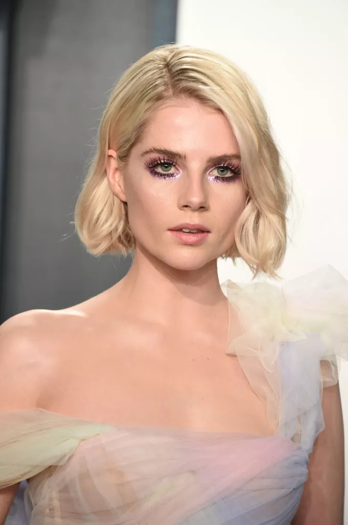 Lucy Boynton textured blonde bob at the 2020 vanity fair oscar party