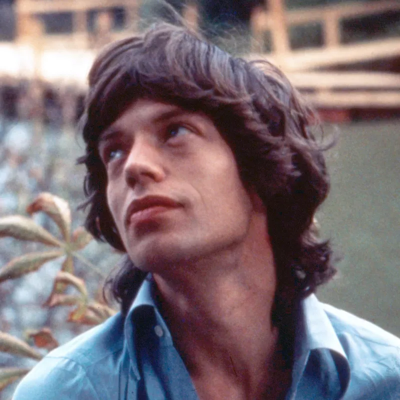Mick Jagger wears a medium shag haircut