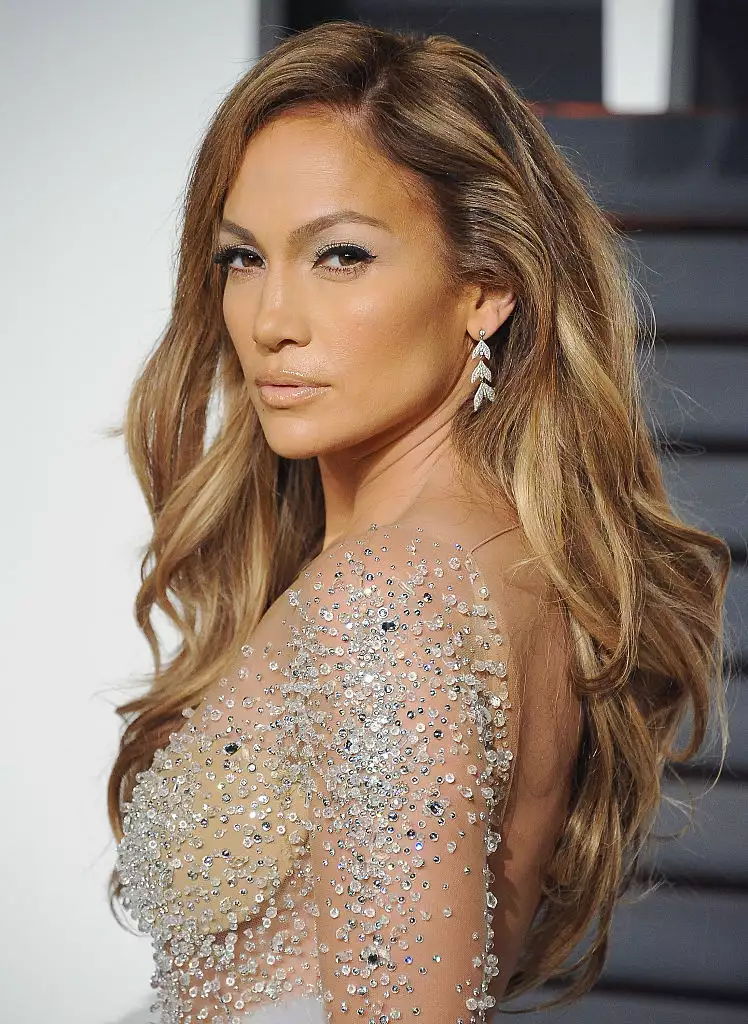 Jennifer Lopez side-parted long, glamorous waves