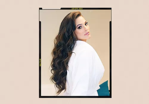 Ashley Graham wears hair extensions.
