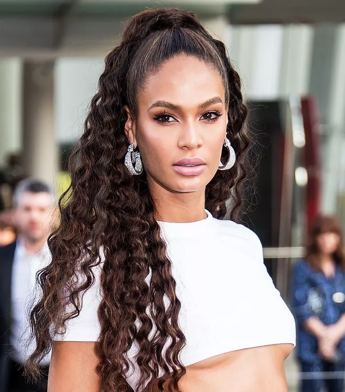 Joan Smalls high pontail with long, cascading crimped hair