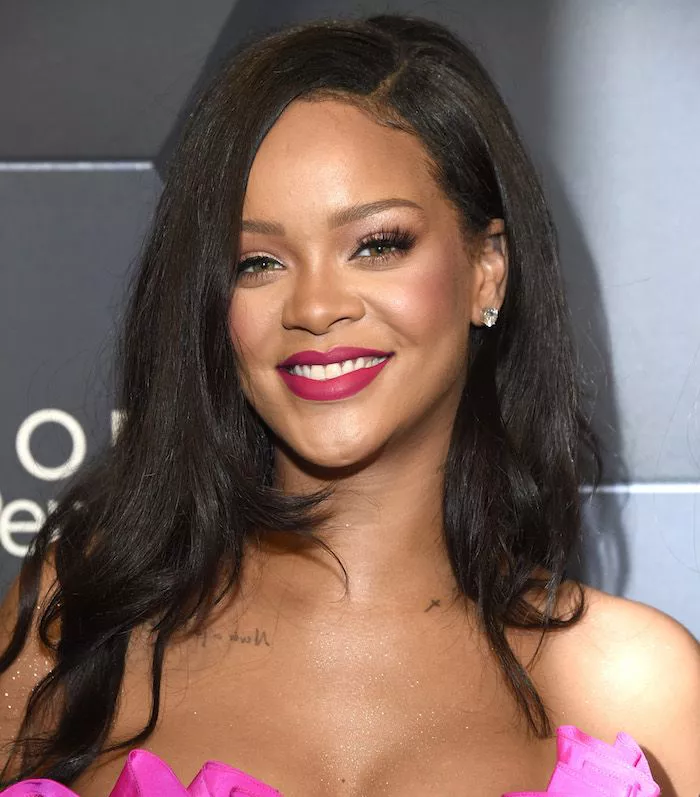 Rihanna long hair with wave and side-part