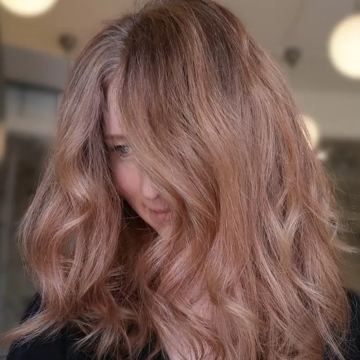 Woman with blonde hair with strawberry highlights