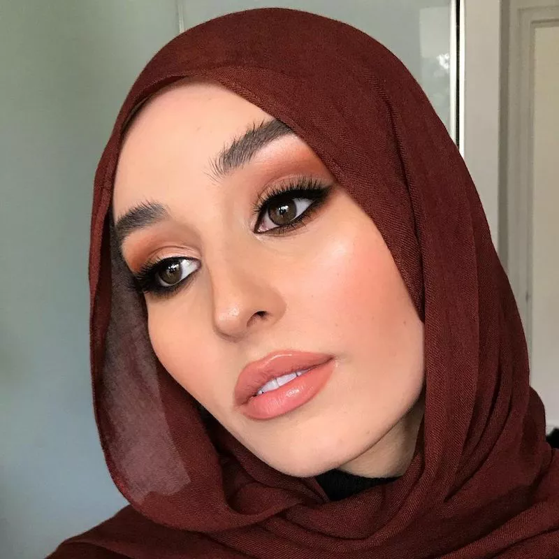 Hijabi model wears warm-toned neutral makeup