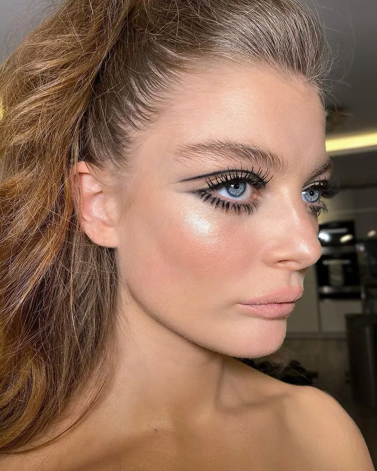 Woman with '60s-inspired double winged eyeliner