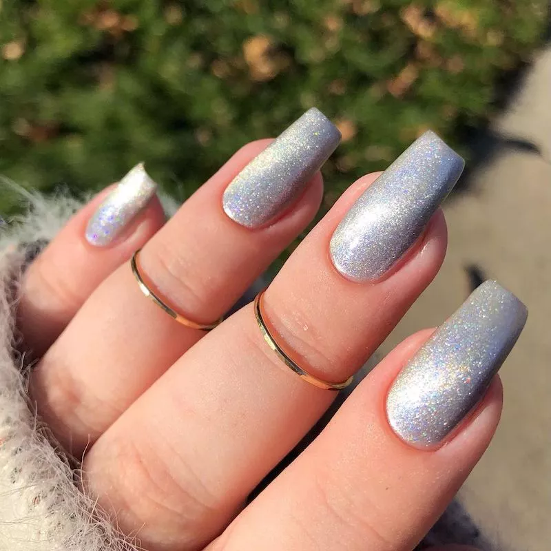 Pale gray velvet nails and thin gold rings