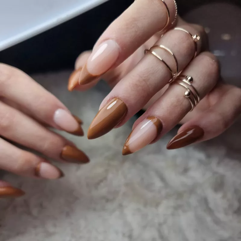 Pointy nails with toffee brown design