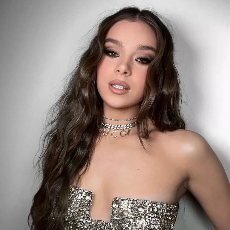 Hailee Steinfeld wears a neutral smoky eye and bold brows
