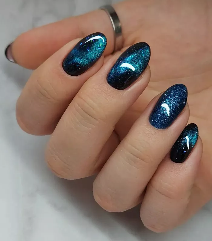 Blue cat eye nails