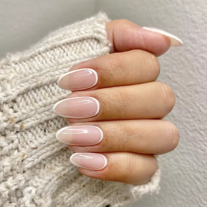 Nude nails with white outline