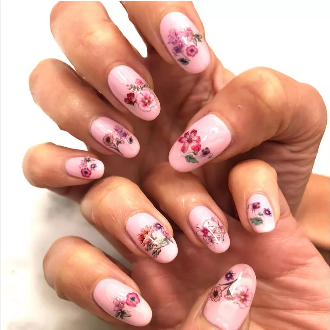 Floral almond-shaped nails