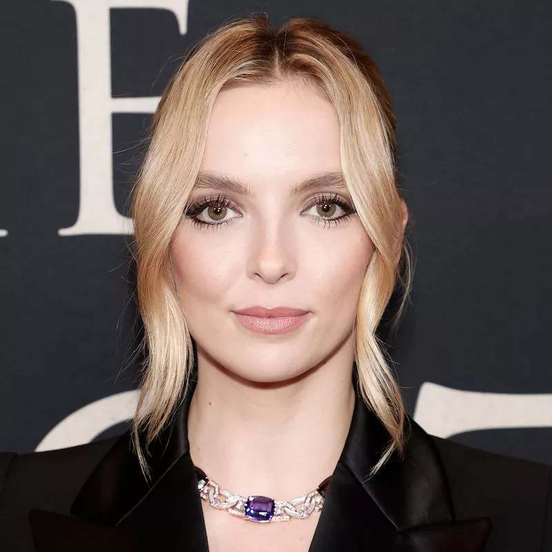 Jodie Comer wears a subtle smoky eye and neutral makeup