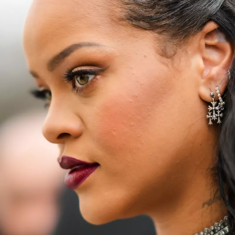 Rihanna wears liquid eyeliner and burgundy lipstick