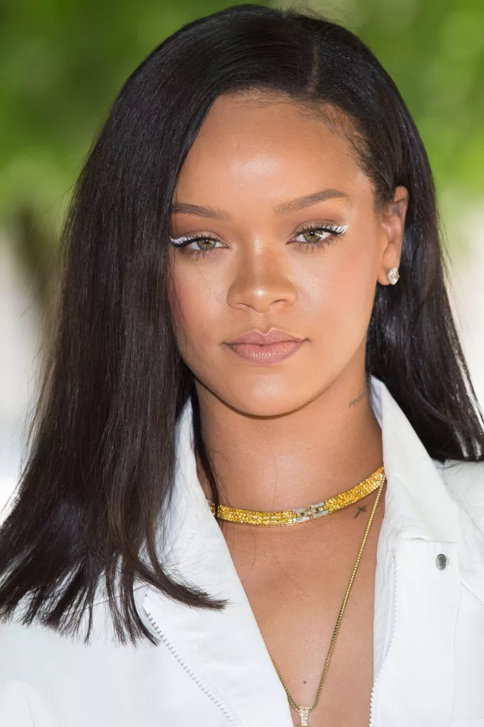 Rihanna straight blunt haircut