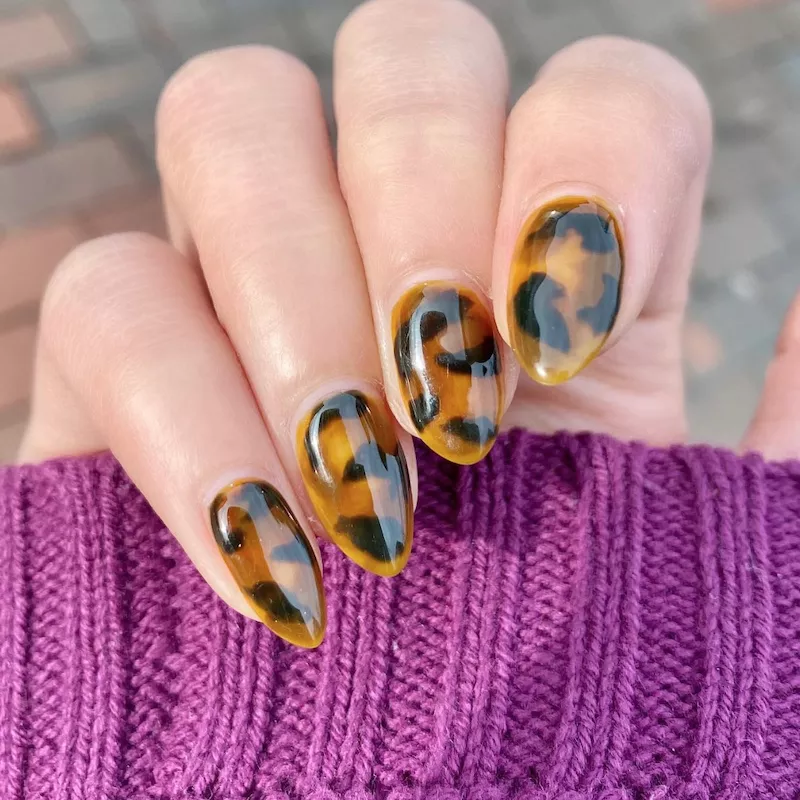 Tortoiseshell short almond nails
