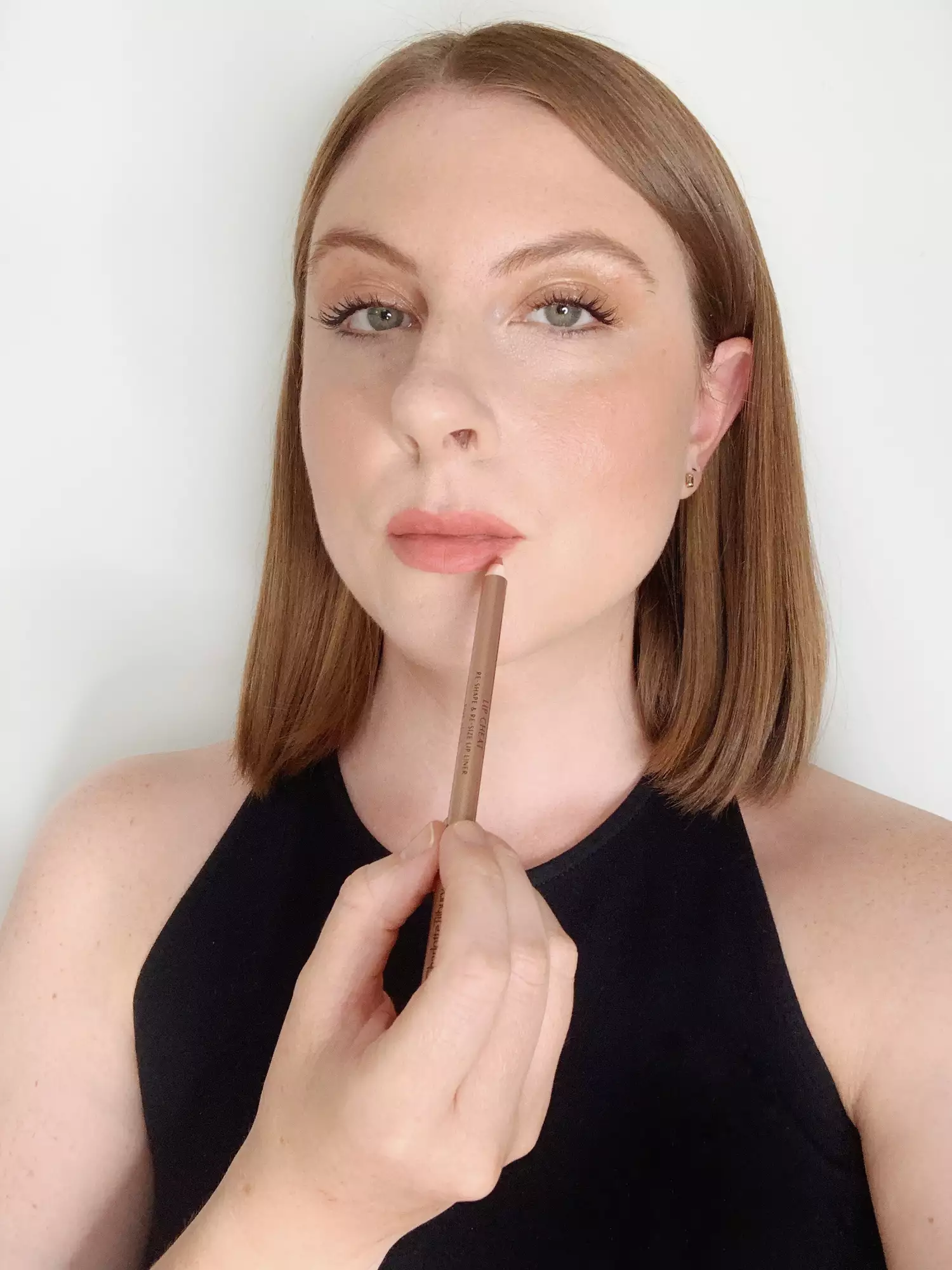 Ashley Rebecca filling in lips with lipliner