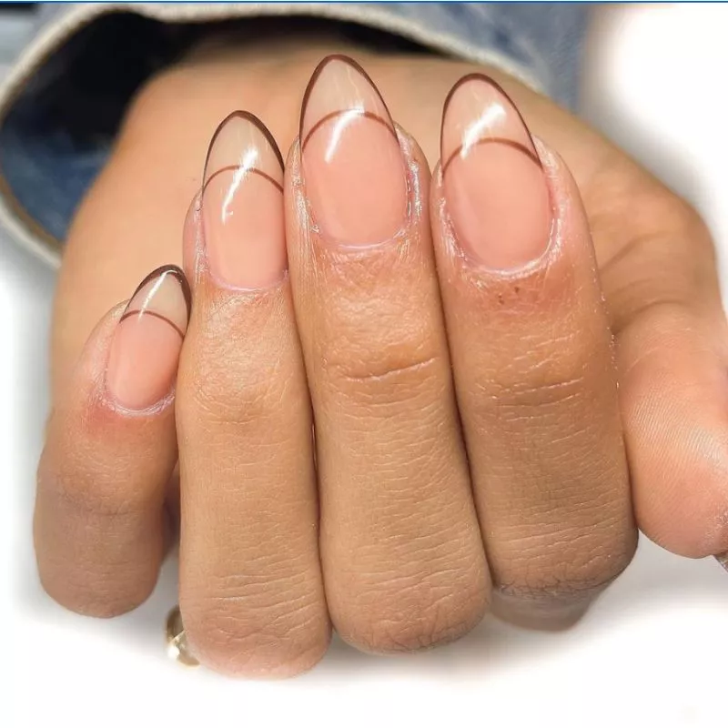 Manicure with brown outlined French tips