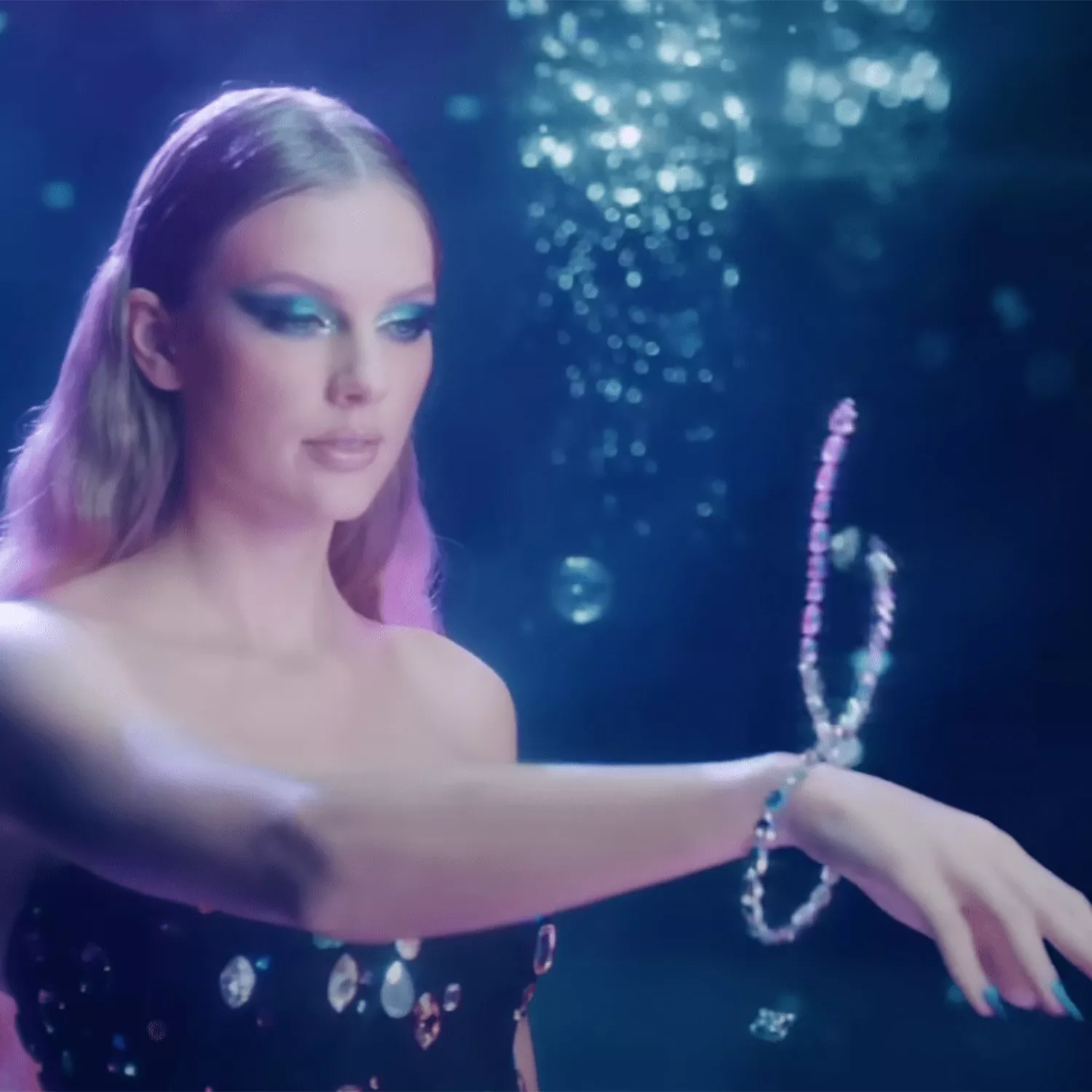 Taylor Swift in the Bejeweled video