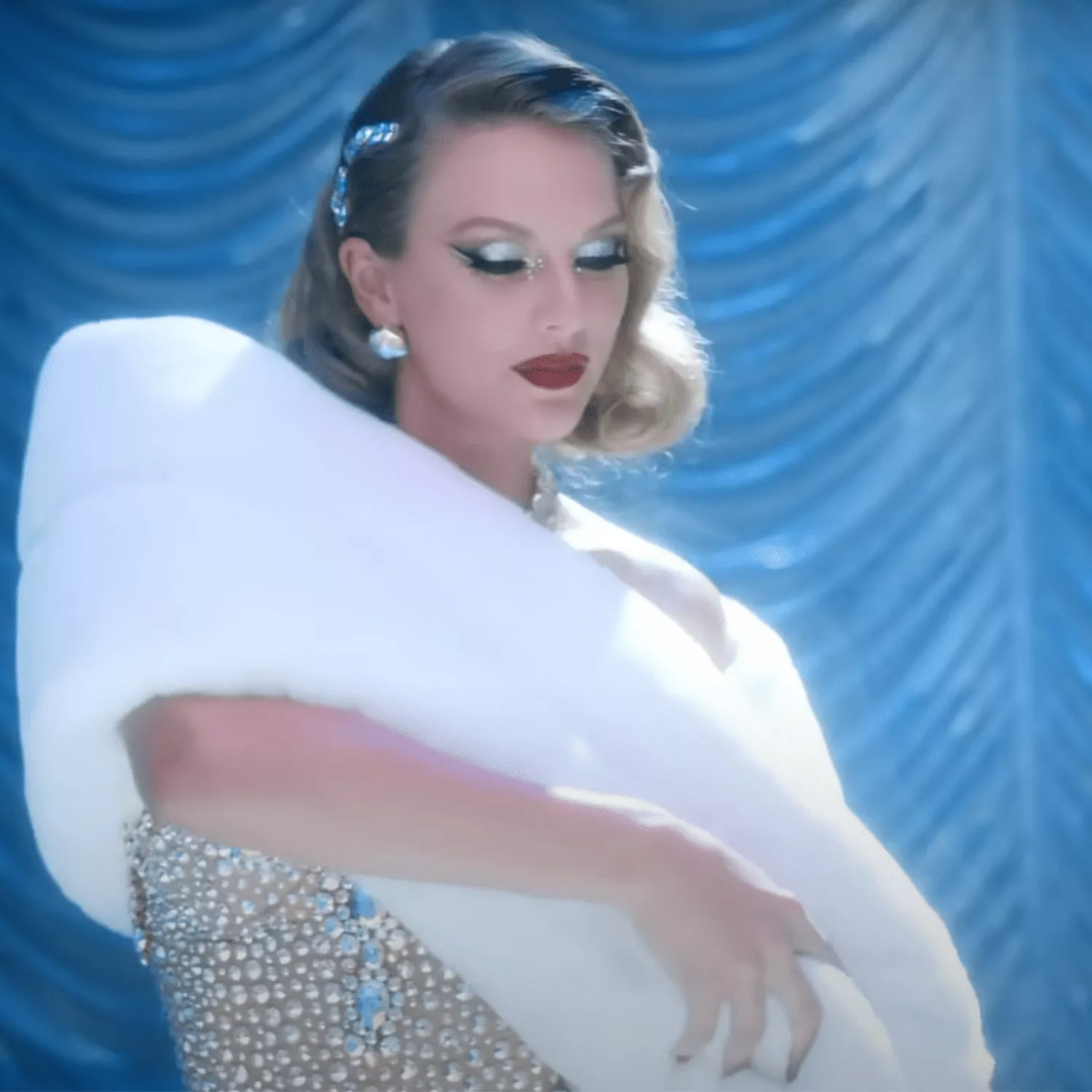 Taylor Swift in the Bejewled video 