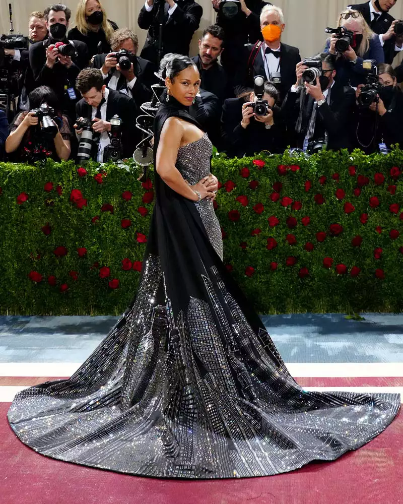 Alicia Keys wearing a sparkling Ralph Lauren gown at the 2022 Met Gala.