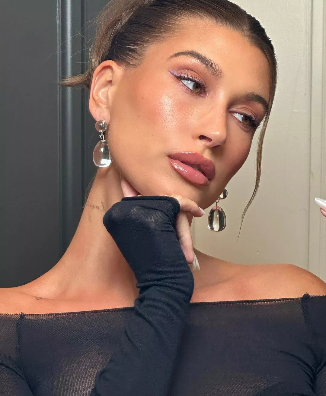 Hailey Bieber mermaid eyes 