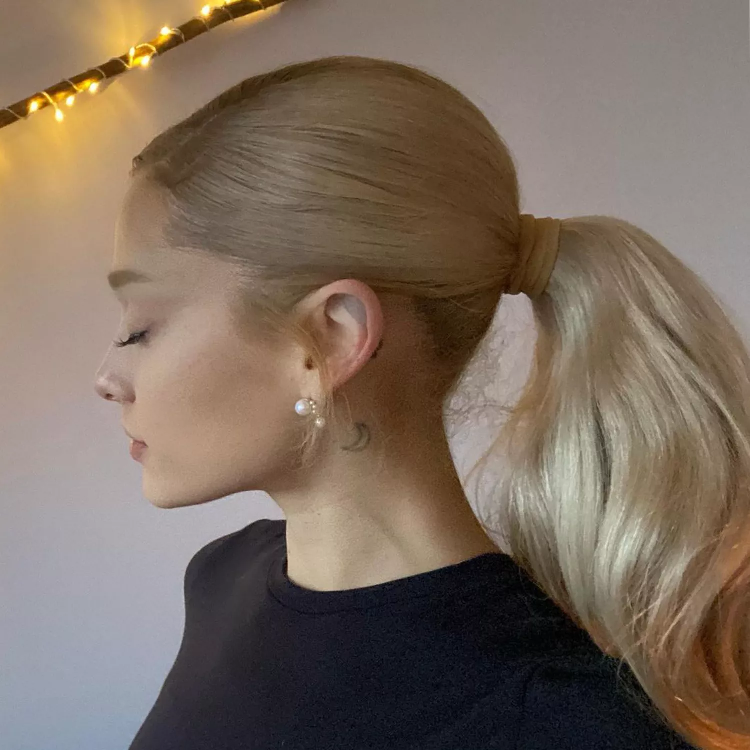 Ariana Grande blonde ponytail