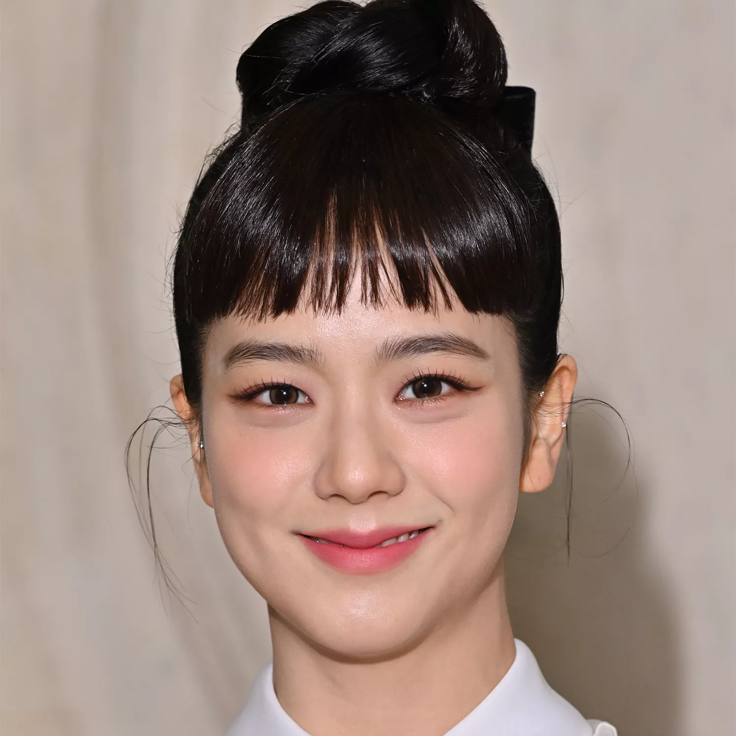 Jisoo with Hepburn Bangs 