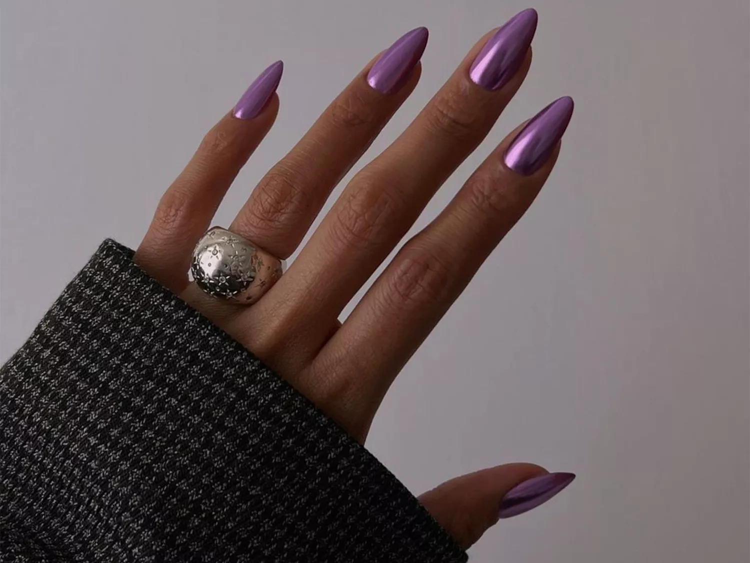 Lavender chrome summer nails 